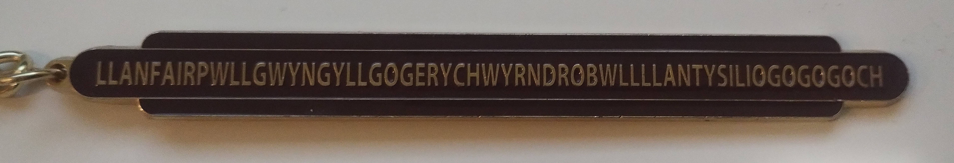 A keyring with the full name of Llanfairpwllgwyngyll written on it